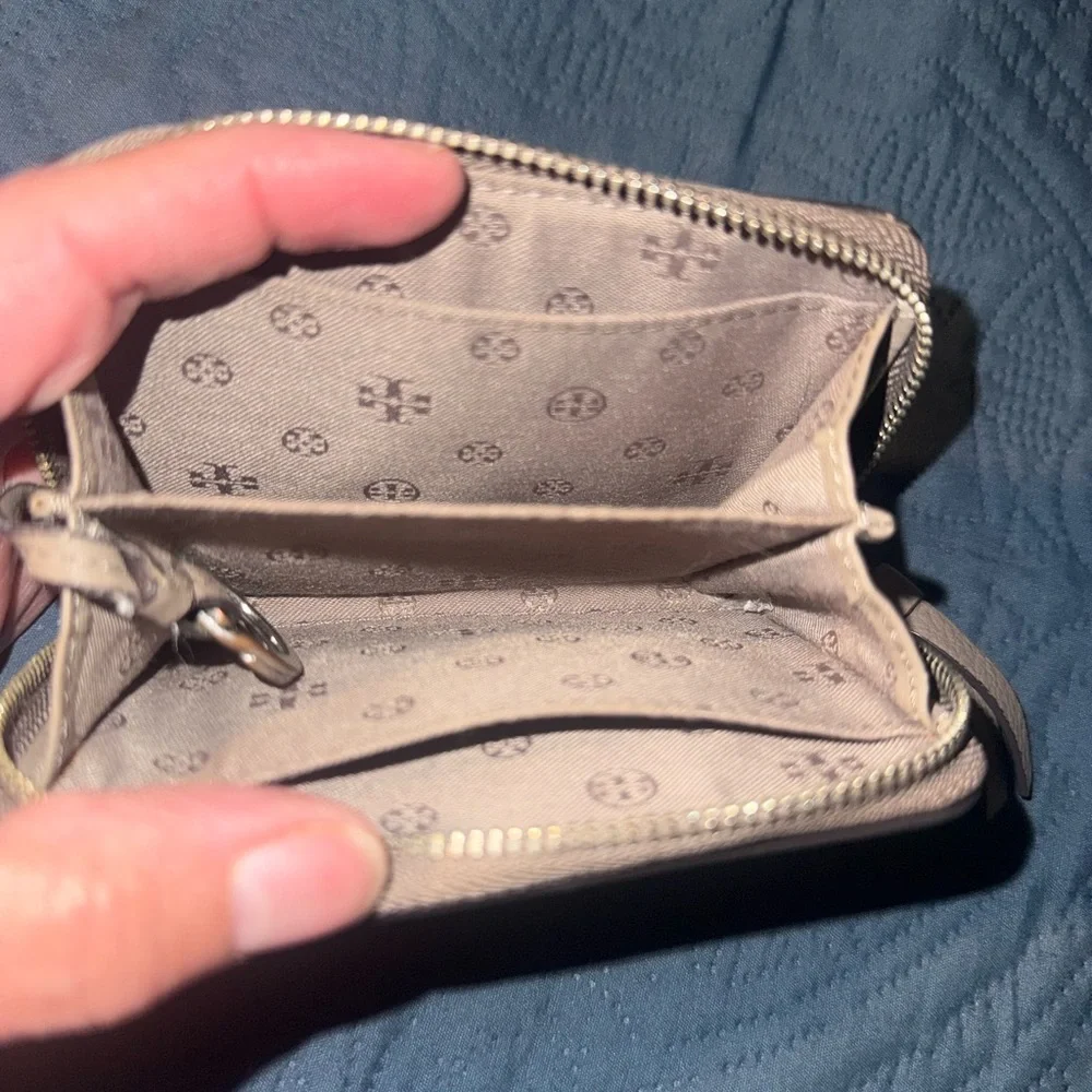 Tory Burch Cream Leather Zip Wallet - Picture 2 of 4